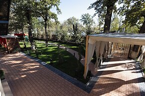 WEST INN Akjola Hotel
