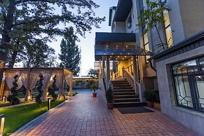WEST INN Akjola Hotel