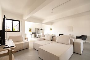 Tabas by Blueground Magdalena Laura