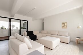 Tabas by Blueground Magdalena Laura