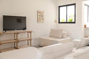 Tabas by Blueground Magdalena Laura