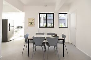 Tabas by Blueground Magdalena Laura