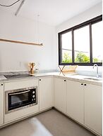 Tabas by Blueground Magdalena Laura