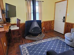 Hillcrest Suites & Cabins