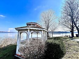 Sky parlor with river view