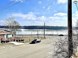 Sky parlor with river view