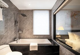 Luxe Paradise Premium Hotel