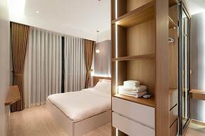 Happy Light Apartment in the Cardinal Court