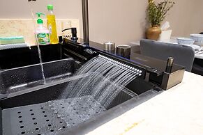 Happy Light Apartment in the Cardinal Court