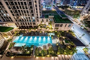 Happy Light Apartment in the Cardinal Court