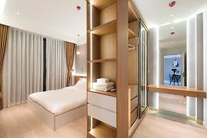 Happy Light Apartment in the Cardinal Court