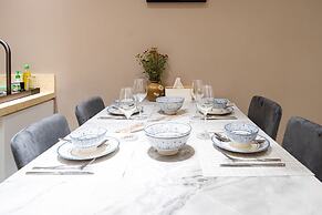 Happy Light Apartment in the Cardinal Court