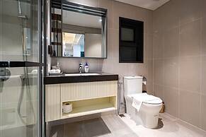 Happy Light Apartment in the Cardinal Court