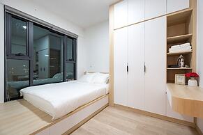 Happy Light Apartment in the Cardinal Court