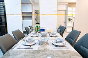Happy Light Apartment in the Cardinal Court