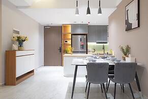 Happy Light Apartment in the Cardinal Court