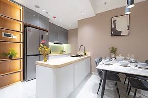 Happy Light Apartment in the Cardinal Court