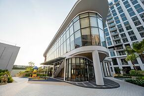 Happy Light Apartment in the Cardinal Court