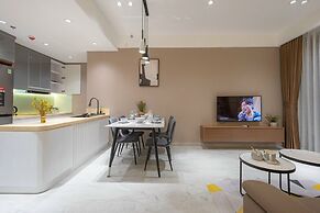 Happy Light Apartment in the Cardinal Court