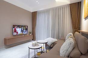 Happy Light Apartment in the Cardinal Court