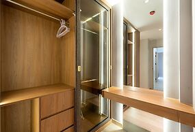 Happy Light Apartment in the Cardinal Court