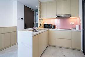 Happy Light Apartment in the Cardinal Court