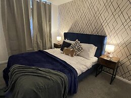 Convenient 3 bd House Salford 7 Guests