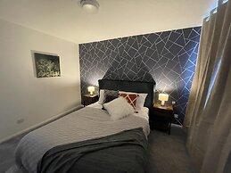 Convenient 3 bd House Salford 7 Guests