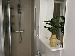 Convenient 3 bd House Salford 7 Guests