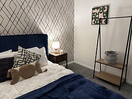 Convenient 3 bd House Salford 7 Guests