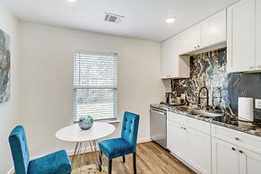 6 Mi to Dtwn: Sleek Houston Retreat!