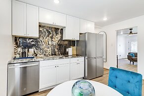 6 Mi to Dtwn: Sleek Houston Retreat!