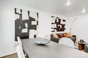 6 Mi to Dtwn: Sleek Houston Retreat!