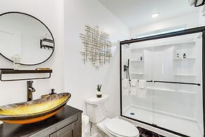 6 Mi to Dtwn: Sleek Houston Retreat!