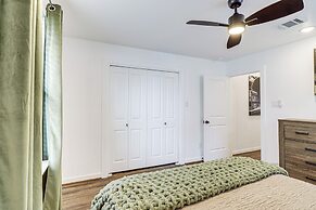 6 Mi to Dtwn: Sleek Houston Retreat!