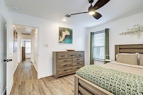 6 Mi to Dtwn: Sleek Houston Retreat!