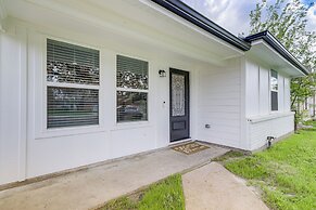 6 Mi to Dtwn: Sleek Houston Retreat!