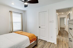 6 Mi to Dtwn: Sleek Houston Retreat!