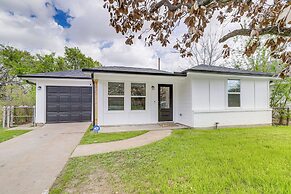 6 Mi to Dtwn: Sleek Houston Retreat!