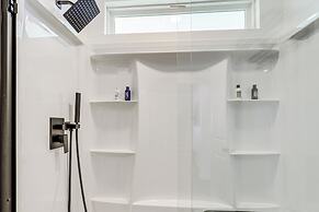 6 Mi to Dtwn: Sleek Houston Retreat!