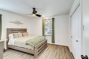 6 Mi to Dtwn: Sleek Houston Retreat!