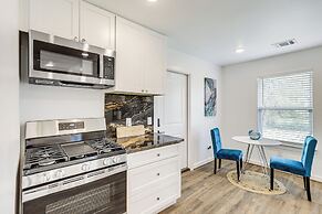 6 Mi to Dtwn: Sleek Houston Retreat!