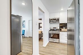 6 Mi to Dtwn: Sleek Houston Retreat!