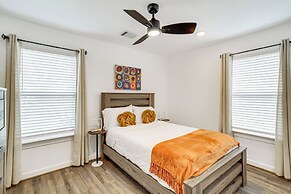 6 Mi to Dtwn: Sleek Houston Retreat!