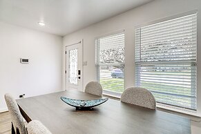 6 Mi to Dtwn: Sleek Houston Retreat!