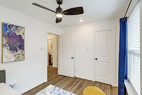 6 Mi to Dtwn: Sleek Houston Retreat!