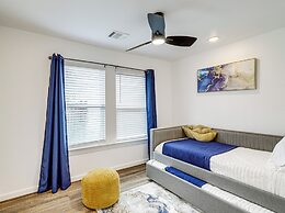 6 Mi to Dtwn: Sleek Houston Retreat!