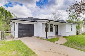 6 Mi to Dtwn: Sleek Houston Retreat!