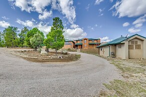 Scenic Alto Getaway w/ Mountain Views & Hot Tub!