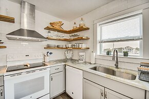 Bright Kitty Hawk Home w/ Hot Tub, Walk to Beach!